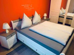 Schlafzimmer mit Doppelbett | Ferienwohnung Blick aufs Alte Rathaus am Europa-Park Rust