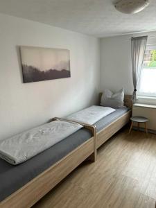Schlafzimmer mit drei Einzelbetten | Ferienwohnung Blick aufs Alte Rathaus am Europa-Park Rust